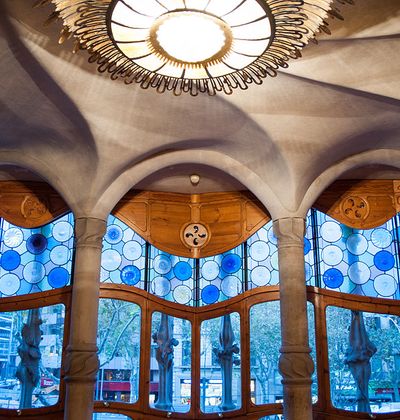 歴史的な建物を見たい ガウディ作品で巡るバルセロナ建築の旅 おすすめ旅行を探すならトラベルブック Travelbook 歴史的な建物を見たい ガウディ作品で巡るバルセロナ建築の旅 おすすめ旅行を探すならトラベルブック Travelbook