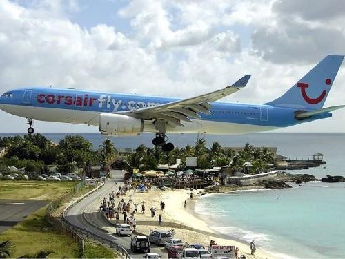 イギリス 飛行機が大接近する セントマーティン島マホビーチ を楽しむ5つの方法 おすすめ旅行を探すならトラベルブック Travelbook