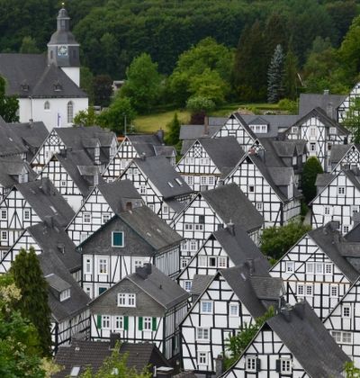ドイツ モノトーンで統一された美しい街 フロイデンベルクの絶景へ おすすめ旅行を探すならトラベルブック Travelbook ドイツ モノトーンで統一された美しい街 フロイデンベルクの絶景へ おすすめ旅行を探すならトラベルブック Travelbook