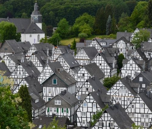 ドイツ モノトーンで統一された美しい街 フロイデンベルクの絶景へ おすすめ旅行を探すならトラベルブック Travelbook