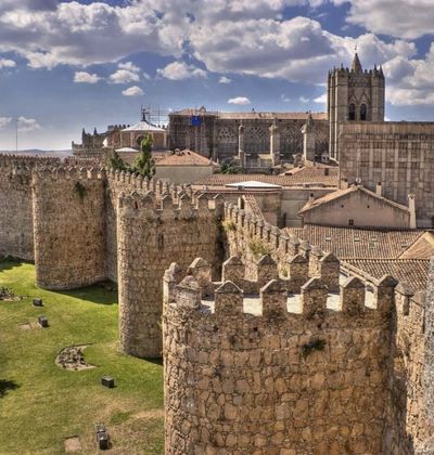 スペイン 城壁と聖人の町と呼ばれる世界遺産 アビラ旧市街と市壁外の教会群 おすすめ旅行を探すならトラベルブック Travelbook