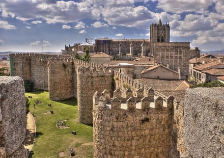 スペイン】城壁と聖人の町と呼ばれる世界遺産「アビラ旧市街と市壁外の スペイン】城壁と聖人の町と呼ばれる世界遺産「アビラ旧市街と市壁外の