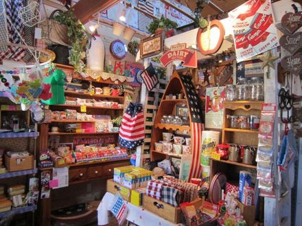 沖縄・国道58号線付近で発見！アメリカンテイストのレトロな雑貨店