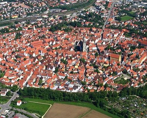 ドイツ 進撃の巨人の世界のモデルになった ネルトリンゲン の楽しみ方 おすすめ旅行を探すならトラベルブック Travelbook ドイツ 進撃の巨人の世界のモデルになった ネルトリンゲン の楽しみ方 おすすめ旅行を探すならトラベルブック Travelbook