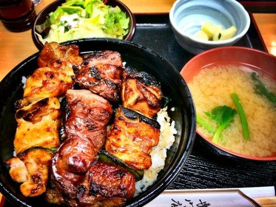 東京 おいしい焼き鳥丼を食べるなら 都内でおすすめのお店５選 おすすめ旅行を探すならトラベルブック Travelbook