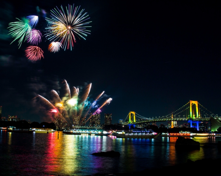 22年開催中止 東京 橋も空も虹色に包まれる お台場レインボー花火 は冬に開催 おすすめ旅行を探すならトラベルブック Travelbook
