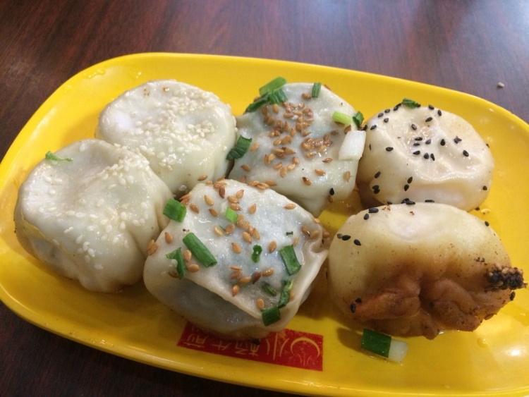 上海 焼き小籠包 生煎がある行列のできるグルメスポット５選 おすすめ旅行を探すならトラベルブック Travelbook