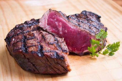 大阪 おすすめのステーキが食べられるお店選 編集部厳選 ジューシーなお肉を特別な空間で楽しむ おすすめ旅行を探すならトラベルブック Travelbook