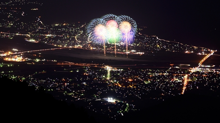 甲信 北陸 幻想的な 灯ろう流し も美しい花火大会22 おすすめ旅行を探すならトラベルブック Travelbook