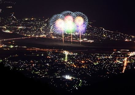 甲信 北陸 幻想的な 灯ろう流し も美しい花火大会22 おすすめ旅行を探すならトラベルブック Travelbook 甲信 北陸 幻想的な 灯ろう流し も美しい花火大会22 おすすめ旅行を探すならトラベルブック Travelbook