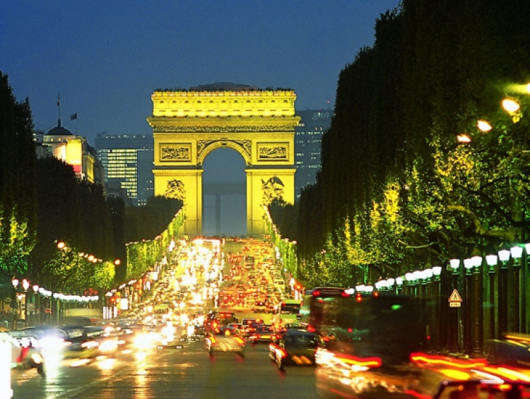 パリ】名実ともに世界一！シャンゼリゼ通りの「リゼ」でショーを楽しむ