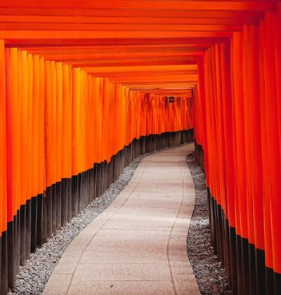 京都 伏見稲荷大社の観光ガイド 朱色の千本鳥居に圧倒される おすすめ旅行を探すならトラベルブック Travelbook 京都 伏見稲荷大社の観光ガイド 朱色の千本鳥居に圧倒される おすすめ旅行を探すならトラベルブック Travelbook