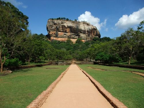 スリランカ 巨石の上に作られた天空の城 世界遺産 シーギリヤ ロック へ おすすめ旅行を探すならトラベルブック Travelbook