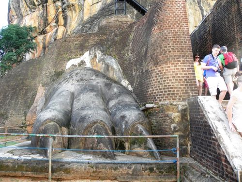 スリランカ 巨石の上に作られた天空の城 世界遺産 シーギリヤ ロック へ おすすめ旅行を探すならトラベルブック Travelbook