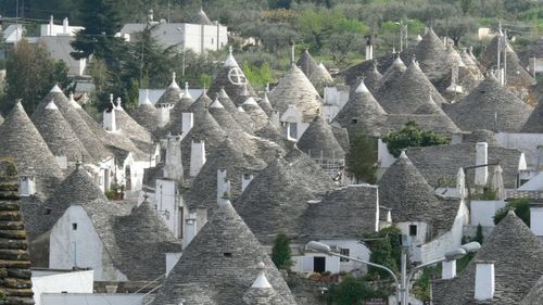 イタリア とんがり屋根の白い街並みの世界遺産 アルベロベッロのトゥルッリ おすすめ旅行を探すならトラベルブック Travelbook
