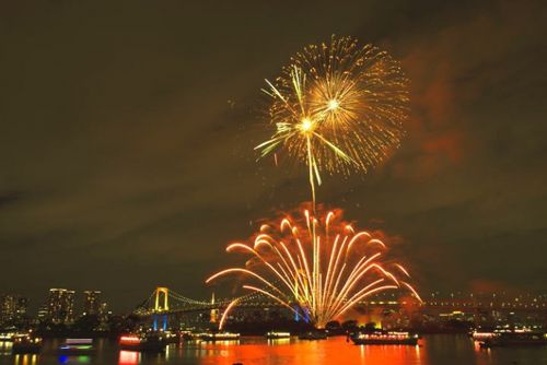 22年開催中止 東京 橋も空も虹色に包まれる お台場レインボー花火 は冬に開催 おすすめ旅行を探すならトラベルブック Travelbook