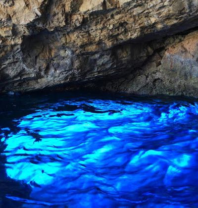 イタリア カプリ島の青の洞窟観光で押さえておくべき見どころまとめ おすすめ旅行を探すならトラベルブック Travelbook イタリア カプリ島の青の洞窟観光で押さえておくべき見どころまとめ おすすめ旅行を探すならトラベルブック Travelbook