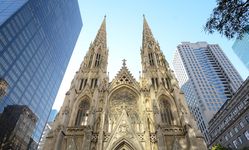 ニューヨーク セント パトリック大聖堂観光の見どころガイド 19世紀ゴシック建築に圧倒 おすすめ旅行を探すならトラベルブック Travelbook