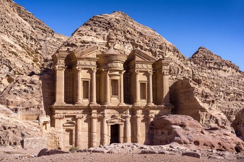ヨルダン インディ ジョーンズの舞台 古代ナバタイ王国の都 ペトラ遺跡 おすすめ旅行を探すならトラベルブック Travelbook