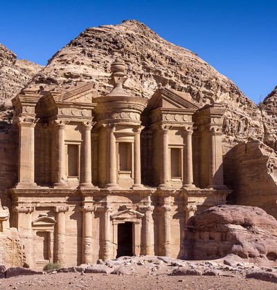 ヨルダン インディ ジョーンズの舞台 古代ナバタイ王国の都 ペトラ遺跡 おすすめ旅行を探すならトラベルブック Travelbook ヨルダン インディ ジョーンズの舞台 古代ナバタイ王国の都 ペトラ遺跡 おすすめ旅行を探すならトラベルブック Travelbook