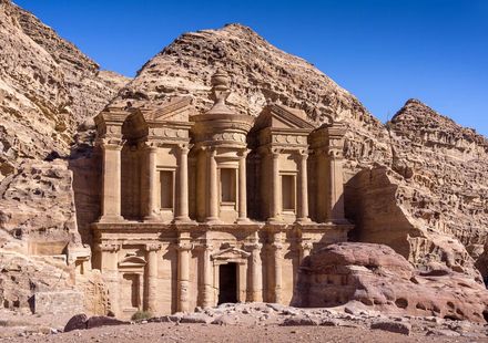 ヨルダン インディ ジョーンズの舞台 古代ナバタイ王国の都 ペトラ遺跡 おすすめ旅行を探すならトラベルブック Travelbook ヨルダン インディ ジョーンズの舞台 古代ナバタイ王国の都 ペトラ遺跡 おすすめ旅行を探すならトラベルブック Travelbook