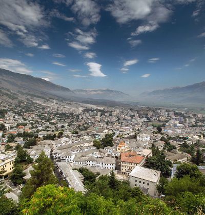 世界遺産 ベラットとギロカストラの歴史地区 千の窓と石の屋根が並ぶアルバニアの古の町 おすすめ旅行を探すならトラベルブック Travelbook 世界遺産 ベラットとギロカストラの歴史地区 千の窓と石の屋根が並ぶアルバニアの古の町 おすすめ旅行を探すならトラベルブック Travelbook