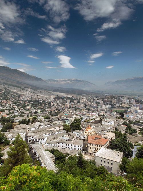 世界遺産 ベラットとギロカストラの歴史地区 千の窓と石の屋根が並ぶアルバニアの古の町 おすすめ旅行を探すならトラベルブック Travelbook 世界遺産 ベラットとギロカストラの歴史地区 千の窓と石の屋根が並ぶアルバニアの古の町 おすすめ旅行を探すならトラベルブック Travelbook