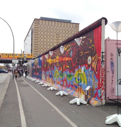 ドイツ 絶対見たいベルリンの壁 定番観光スポットと歴史を紹介 おすすめ旅行を探すならトラベルブック Travelbook ドイツ 絶対見たいベルリンの壁 定番観光スポットと歴史を紹介 おすすめ旅行を探すならトラベルブック Travelbook