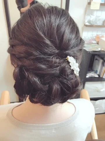 結婚式の髪型 ヘアスタイル 華やかなお呼ばれヘアアレンジ 自分らしい便利な暮らしを トラベルブック Travelbook