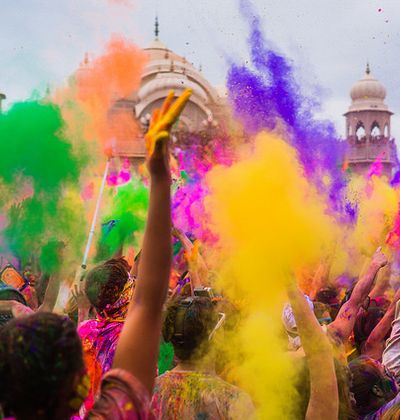 インド ホーリー祭の観光ガイド 色粉をばらばけ 世界一危険でカラフルなお祭り おすすめ旅行を探すならトラベルブック Travelbook