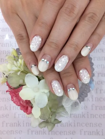 ドレスにぴったりのおすすめブライダルネイル 大切な日を美しく彩ろう 自分らしい便利な暮らしを トラベルブック Travelbook