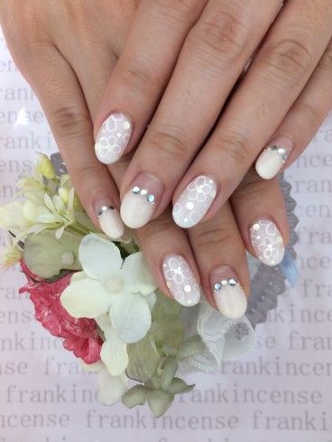 ドレスにぴったりのおすすめブライダルネイル 大切な日を美しく彩ろう 自分らしい便利な暮らしを トラベルブック Travelbook