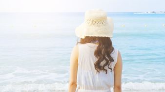 夏に似合う髪型 ヘアスタイル 甘すぎない可愛さ ほんのり色っぽさを演出 自分らしい便利な暮らしを トラベルブック Travelbook