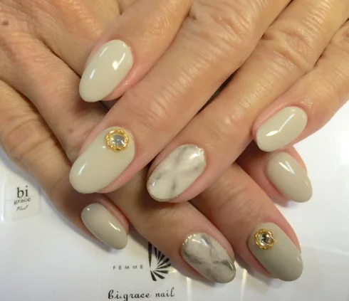 大理石ネイルのおすすめデザイン 高級感のある上品な指先に 自分らしい便利な暮らしを トラベルブック Travelbook