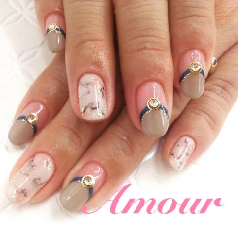 大理石ネイルのおすすめデザイン 高級感のある上品な指先に 自分らしい便利な暮らしを トラベルブック Travelbook
