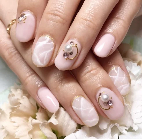 大理石ネイルのおすすめデザイン 高級感のある上品な指先に 自分らしい便利な暮らしを トラベルブック Travelbook