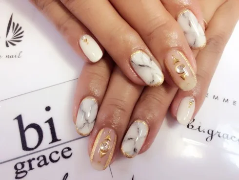 大理石ネイルのおすすめデザイン 高級感のある上品な指先に 自分らしい便利な暮らしを トラベルブック Travelbook