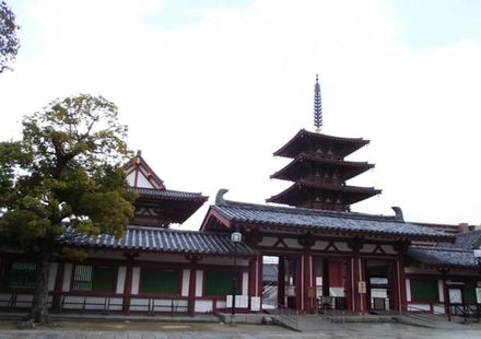 四天王寺 日本最古のお寺のひとつ 大阪観光で外せない歴史名所 おすすめ旅行を探すならトラベルブック Travelbook 四天王寺 日本最古のお寺のひとつ 大阪観光で外せない歴史名所 おすすめ旅行を探すならトラベルブック Travelbook