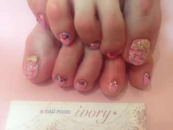 ピンクのフットネイルで女子力up間違いなし おすすめデザイン トラブルブック