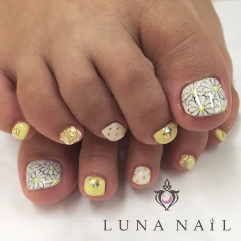 春になったら裸足になろう おすすめフットネイル 自分らしい便利な暮らしを トラベルブック Travelbook