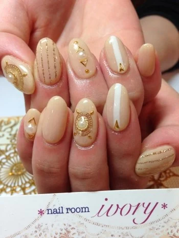 いろんなシーンで使えるベージュネイルのおすすめデザイン 自分らしい便利な暮らしを トラベルブック Travelbook