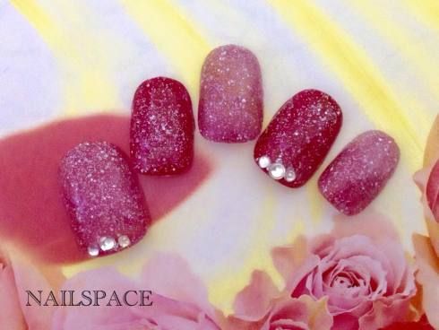 気軽にお洒落に グリッターネイルのおすすめデザイン 自分らしい便利な暮らしを トラベルブック Travelbook