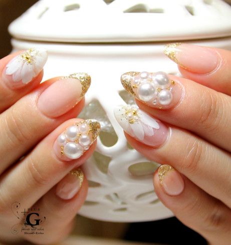 指先を華やかにしたいならゴールドネイルで決まり トラブルブック