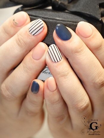 深みのあるネイビーネイルの大人可愛いデザイン おすすめ旅行を探すならトラベルブック女子旅