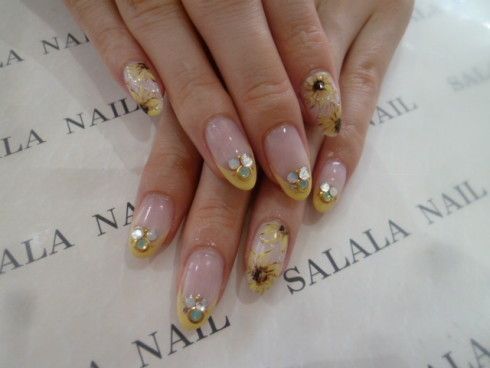 ひまわりネイルで指先から元気に おすすめデザイン おすすめ旅行を探すならトラベルブック女子旅