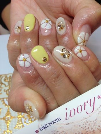 お花モチーフのおすすめネイルデザイン 自分らしい便利な暮らしを トラベルブック Travelbook