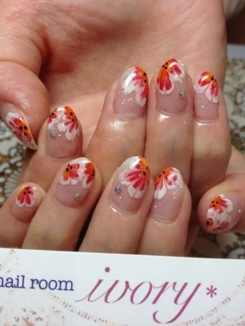 お花モチーフのおすすめネイルデザイン 自分らしい便利な暮らしを トラベルブック Travelbook