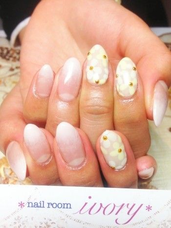 お花モチーフのおすすめネイルデザイン 自分らしい便利な暮らしを トラベルブック Travelbook