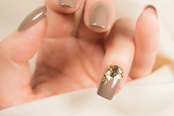 グレージュの上品なネイルデザイン 落ち着きのある上品カラー おすすめ旅行を探すならトラベルブック女子旅