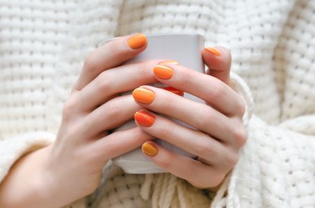オレンジカラーの大人可愛いおすすめネイルデザイン トラブルブック